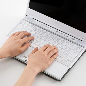 自由にカットして色々なPCに対応するノート用キーボードマルチカバー（フリーカット・抗菌） FA-SMUL2N サンワサプライ