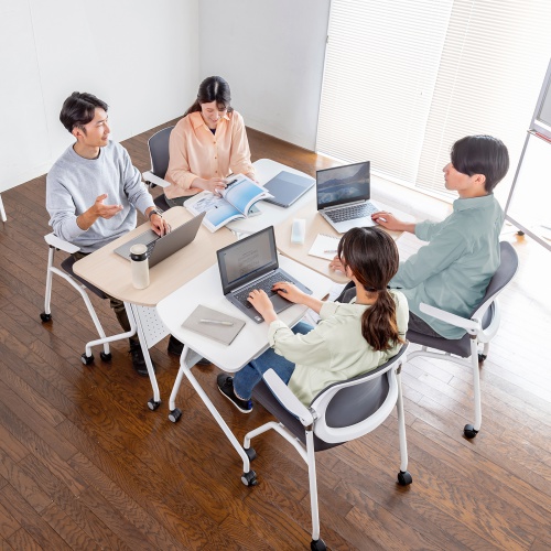 ミーティングテーブル（フォールディングデスク・アクティブラーニング・折りたたみデスク・幅73cm・幕板付き・キャスター付き・ホワイト）