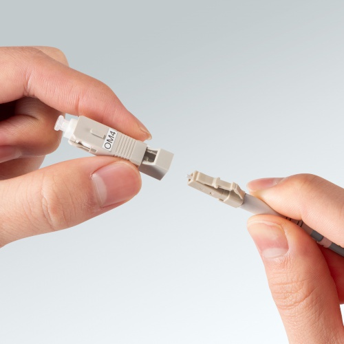 光ファイバ変換アダプタ（SCオス-LCメス・マルチモード・OM4・50μm・LCコネクタ to SCコネクタ）