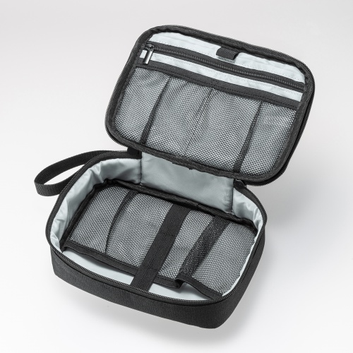 ガジェットポーチ（トラベルポーチ・旅行・海外旅行・出張・収納・整理・小物入れ・内寸18.5cm・奥行12.5cm・高さ4.5cm・ストラップ付・ブラック）