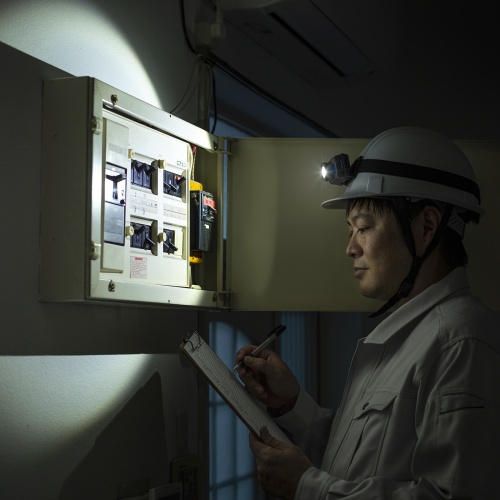 LEDヘッドライト（LEDライト・モーションセンサー機能・充電式・乾電池・最大260ルーメン・IPX4）