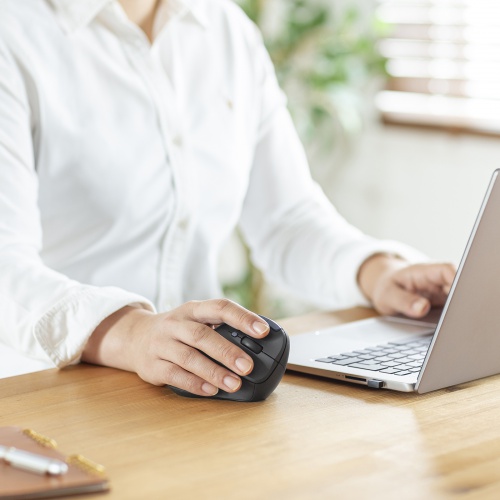 静音ワイヤレスマウス（エルゴノミクス・2.4GHzワイヤレス・USB A・ブルーLED・5ボタン・単三電池）MA-EWBS513BK