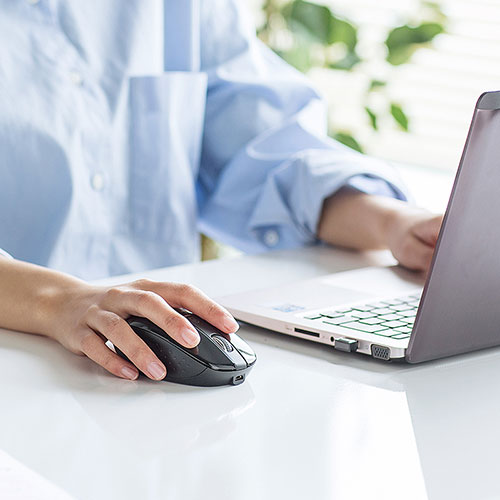 静音ワイヤレスマウス（無線・2.4G・ブルーLED・3ボタン・左右対称・充電式・電池交換不要・中型・ブラック・サンワサプライ)