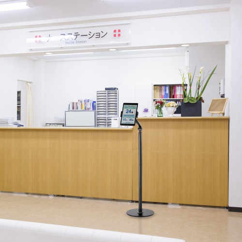 タブレット用フロアスタンド（アーム式・角度・高さ・回転調整可能・デジタルサイネージ・ブラック） MR-TABST21BK サンワサプライ