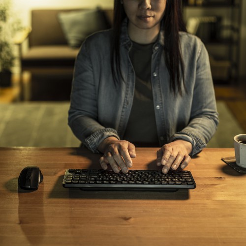 ワイヤレス静音キーボード（2.4GHzワイヤレス・USB・テンキーなし・薄型メンブレン・ブラック）