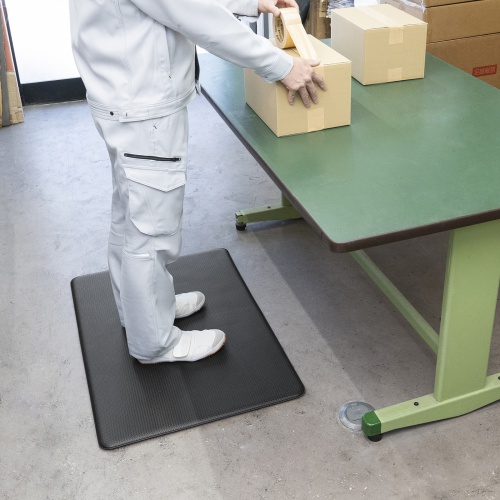 疲労軽減マット（奥行き600mm・軟質・クッション性マット・底冷え対策・物流現場・工場・倉庫・立ち作業・耐水・耐摩耗に優れた素材・体圧を分散） SNC-MAT11 サンワサプライ