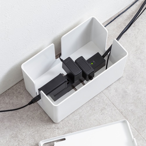 電源タップ（スリムタップ・AC4口・縦横差し込み・車輪差し・雷ガード・マグネット・2m・ACアダプタ対応・シンプルデザイン・マット調・スイングプラグ・ブラック）