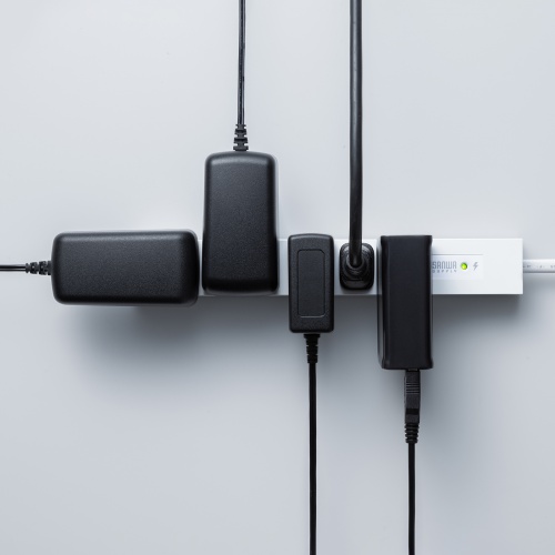 電源タップ（スリムタップ・AC6口・縦横差し込み・車輪差し・雷ガード・マグネット・2m・ACアダプタ対応・シンプルデザイン・マット調・スイングプラグ・ホワイト）