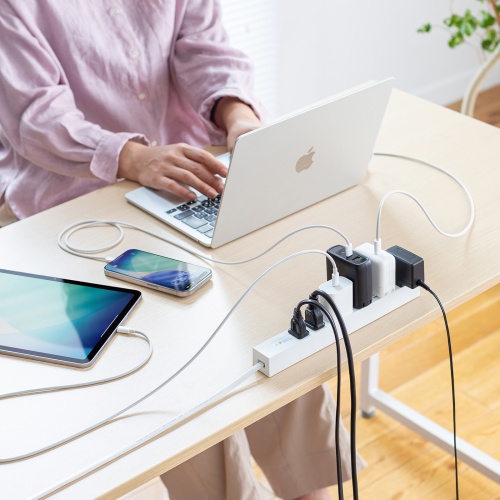 電源タップ（スリムタップ・AC8口・縦横差し込み・車輪差し・雷ガード・マグネット・2m・ACアダプタ対応・シンプルデザイン・マット調・スイングプラグ・ホワイト）