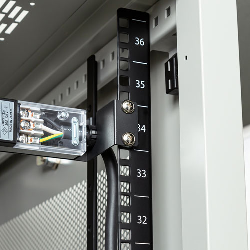 サーバーラック用コンセントバー｜6口・200V 20A・3P抜け止め