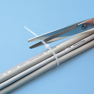 簡単に結束でき緩みにくいナイロン製ケーブルタイ(結束バンド)(120×2.5mm60本入り) TVCA-601 サンワサプライ