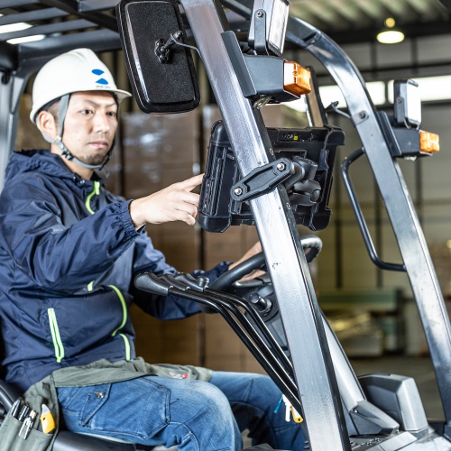 タブレットホルダー （産業用・フォークリフト ・固定ホルダー・クランプ取付・支柱取付・鍵付） VEH-TBHLD1 サンワサプライ