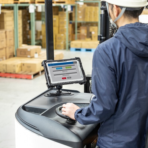 タブレットホルダー（産業用・フォークリフト ・ 固定 ホルダー・両面テープ取付・鍵付） VEH-TBHLD3 サンワサプライ